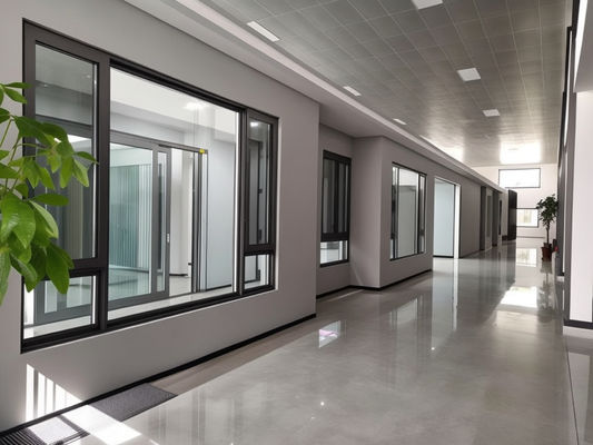 Nowoczesne dźwiękoszczelne okna z osłoną aluminiową powłoką