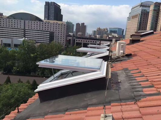 Okienko mieszkalne Aluminiowe z okna wywieszonego na górze
