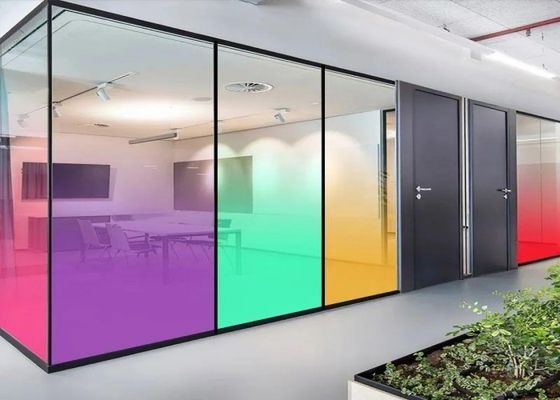 Wysoka wytrzymałość i ochrona UV w specjalnie wyciętych ścianach ze szkła satynowego dla Twoich wymagań