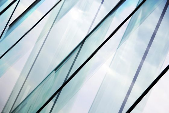 Szkło odporne na promieniowanie UV o wysokiej przenośności światła zapewnia długotrwałość
